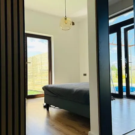 Luxury 2 Bedroom And Garden Apartment *